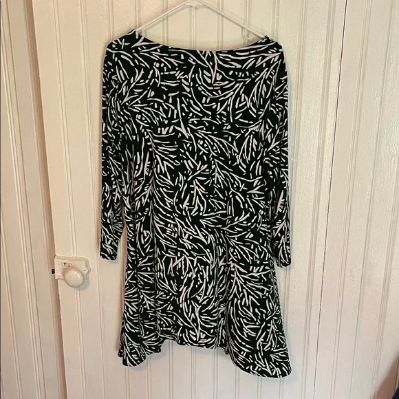 Alfani hunter green and White Long Sleeve Dress - Picture 3 of 3